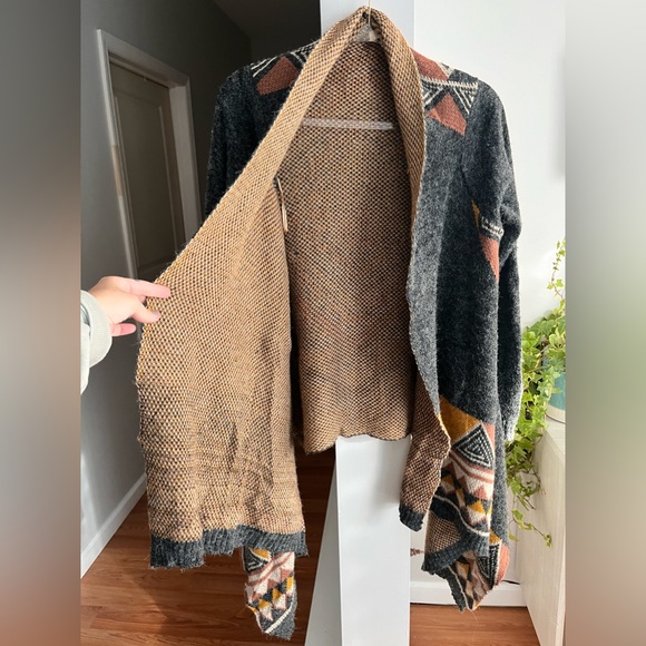 DEBUT Grey Aztec Print Open Front Long Sleeve Asymmetrical Cardigan - Picture 3 of 5